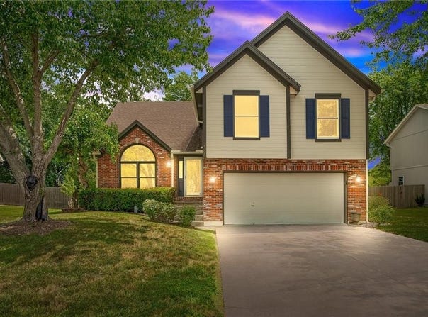 4309 NE Blue Jay Circle, Lee's Summit, MO 64064