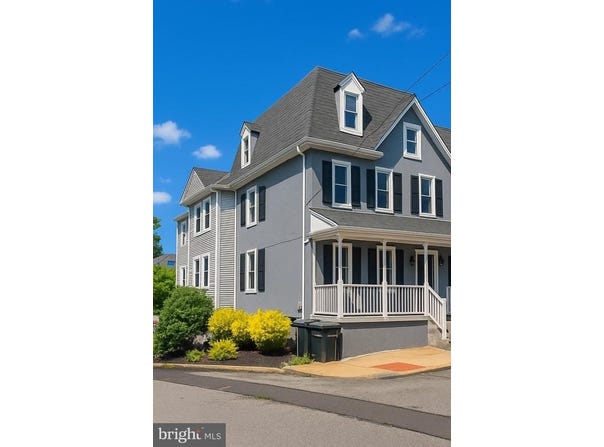 42 E 5TH AVENUE, COLLEGEVILLE, PA 19426