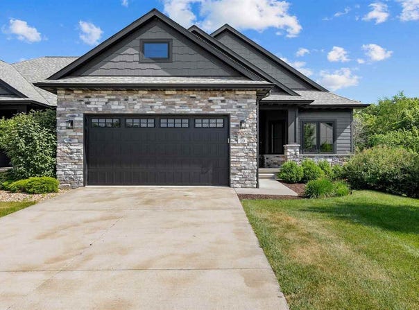 19 Pond Ridge Cir, Coralville, IA 52241
