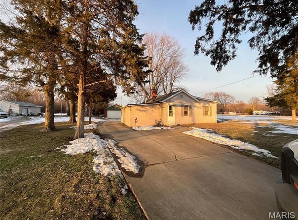 5267 Chain Of Rocks Road, Edwardsville, IL 62025