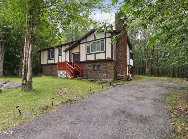 785 Country Place Drive, Tobyhanna, PA 18466