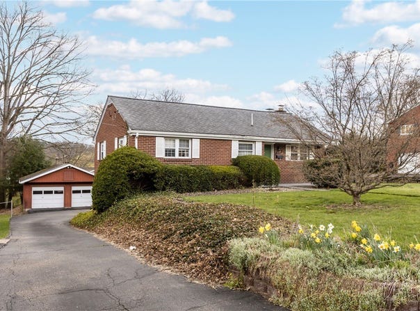 2548 Elcor Dr, New Kensington, PA 15068