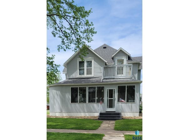 201 2nd Ave, Canistota, SD 57012