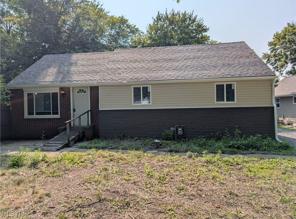 3488 Oakmont Drive, Hubbard, OH 44425
