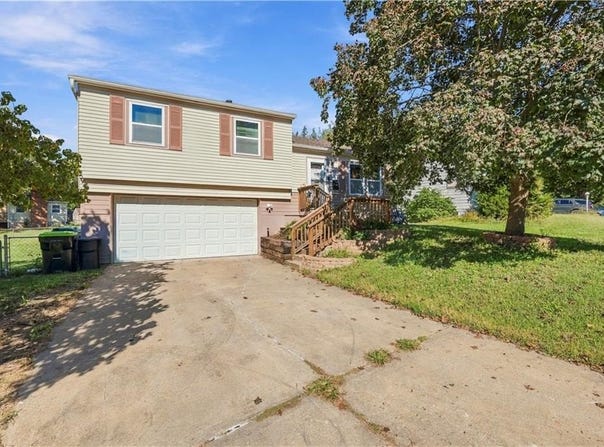 16108 E 32nd Street S, Independence, MO 64055