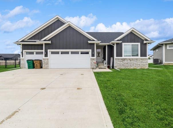208 11th Court NW, Bondurant, IA 50035