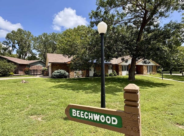 2 Beechwood Ln, Hutchinson, KS 67502
