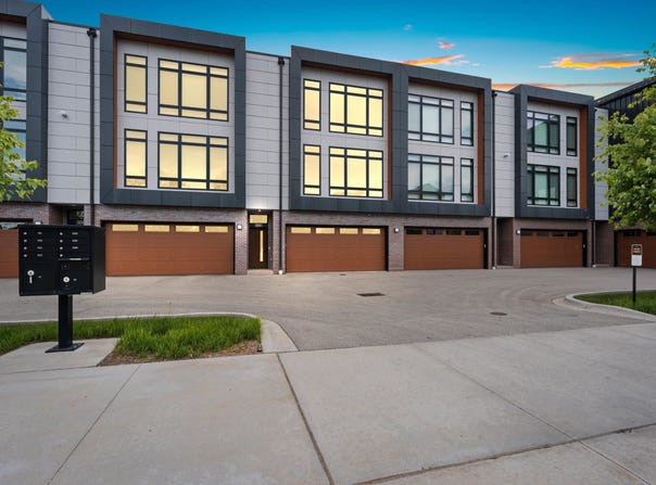 1100 BROOKWOOD Drive, GREEN BAY, WI 54304