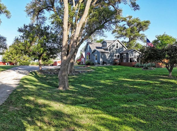 1915 Ellis Ave, Ellis, KS 67637