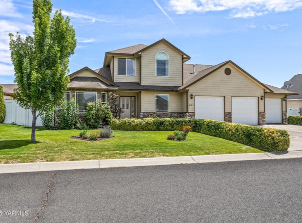 221 St Andrews Pl, Yakima, WA 98908