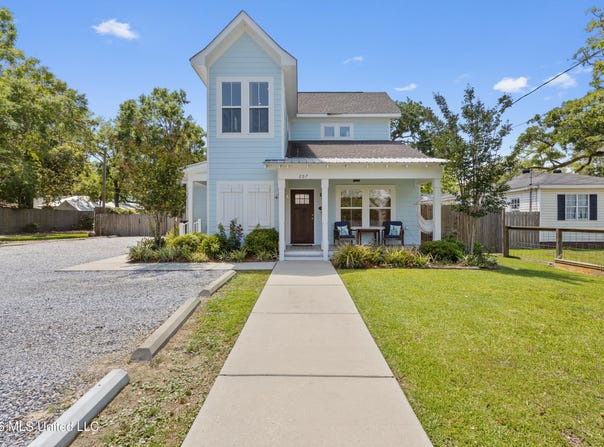 207 Dewey Avenue, Ocean Springs, MS 39564