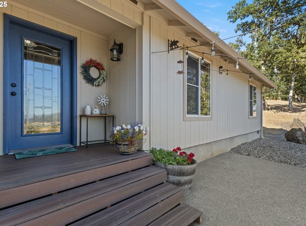 941 COLONIAL RD, Roseburg, OR 97471