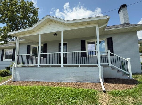 209 Mcarthur St, Galax, VA 24333