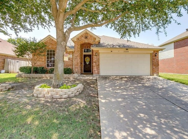 1004 Pebblecreek Drive, Burleson, TX 76028