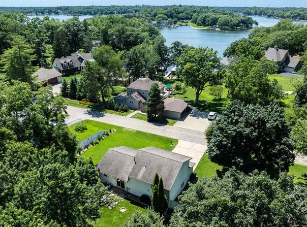 N7686 Rendell Dr, Elkhorn, WI 53121
