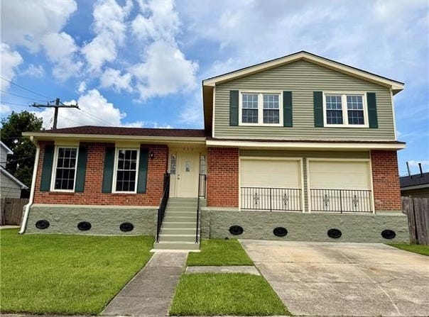 532 OAKWOOD Drive, Gretna, LA 70056