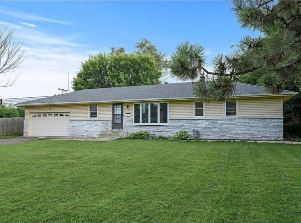 1116 Roselawn Avenue W, Roseville, MN 55113