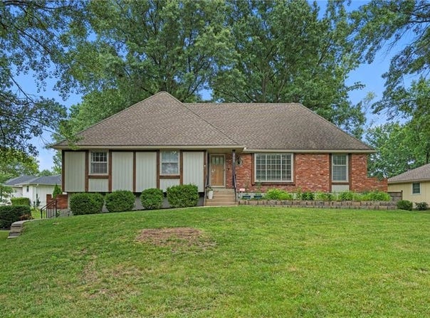 205 NW Shamrock Avenue, Lee's Summit, MO 64081