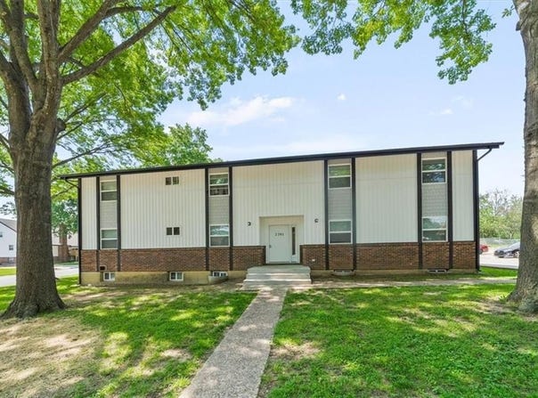 2201 Twin Oaks Drive, Harrisonville, MO 64701