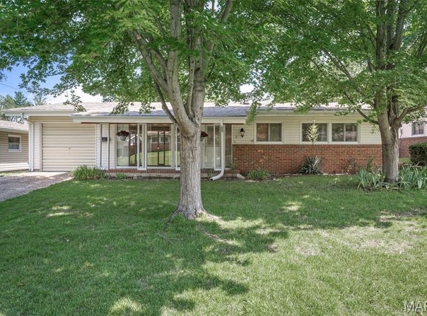 6 Country Lane, Florissant, MO 63033