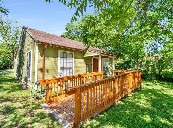 218 S Buffalo Avenue, Cleburne, TX 76033