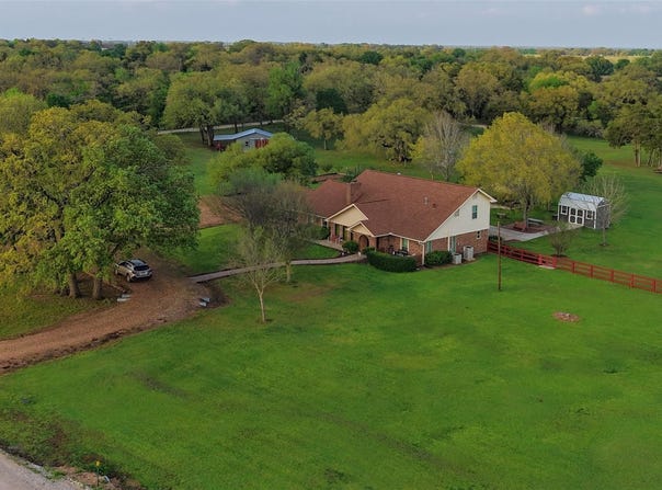275 Saegert RD, Paige, TX 78659