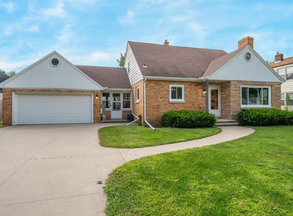 2119 N DIVISION Street, APPLETON, WI 54911