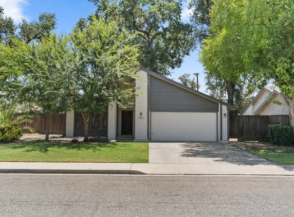 2500 N Charter Oak Court, Visalia, CA 93292