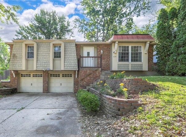 1108 NW Canterbury Road, Blue Springs, MO 64015