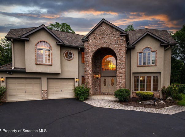 133 Glenmaura Drive, Moosic, PA 18507