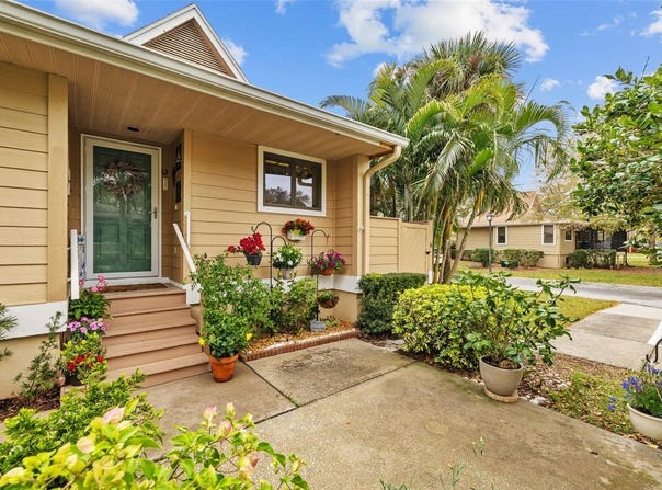 1002 CARAVEL COURT, TARPON SPRINGS, FL 34689