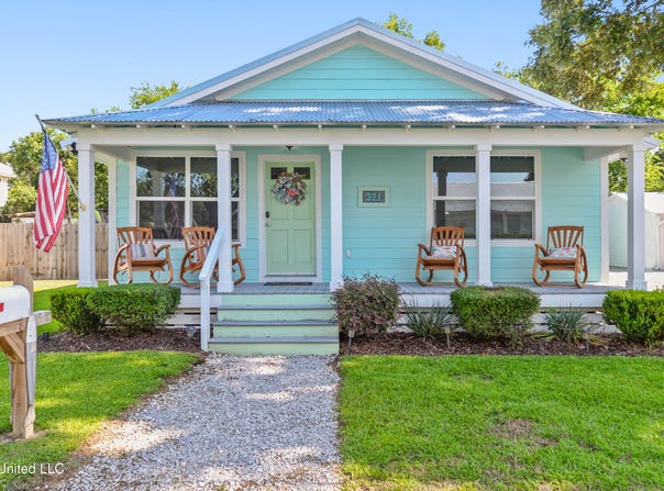 321 Saint George Street, Bay Saint Louis, MS 39520