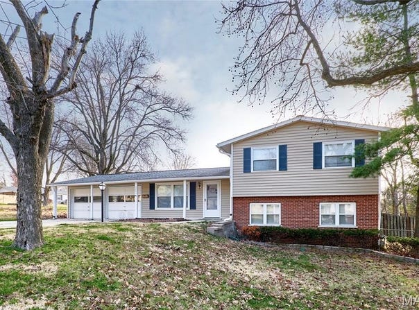 3204 Bristol Hall Drive, Bridgeton, MO 63044