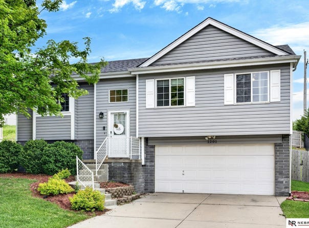 1201 Devon Drive, Papillion, NE 68046