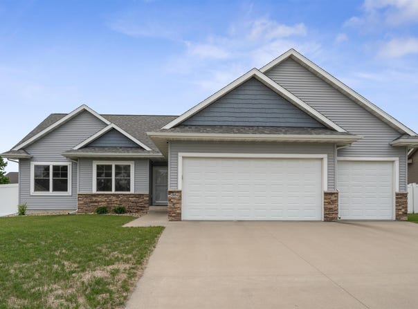 4854 Yellowstone Drive, Waterloo, IA 50701