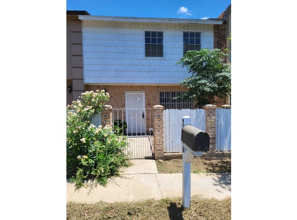 2526 Montgomery St, Laredo, TX 78043
