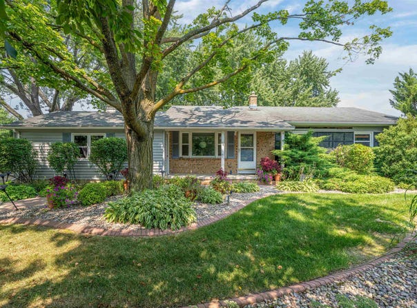 150 VILLA Drive, NEENAH, WI 54956