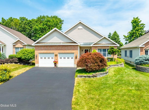 27 Cheshire Way, Colonie, NY 12211