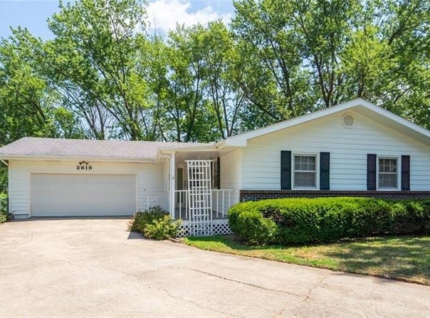 2618 Manor Terrace, Lawrence, KS 66046