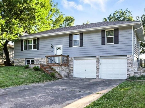 1204 SE Oak Ridge Drive, Oak Grove, MO 64075