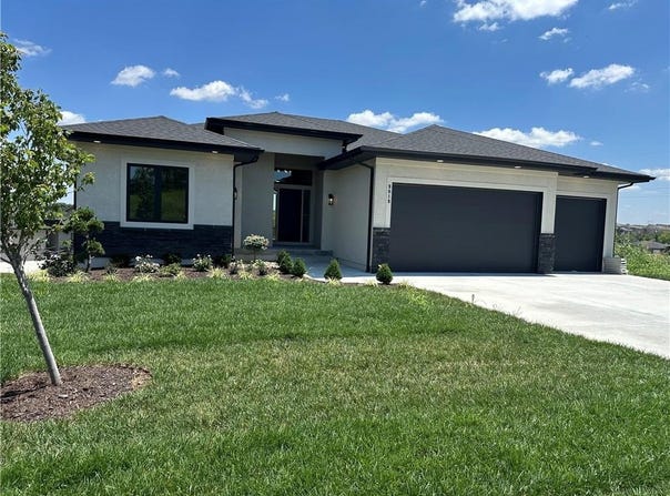 9019 Freedom Circle, Lenexa, KS 66227