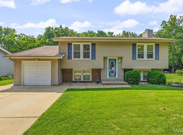43 Oak Forest Drive, St Peters, MO 63376