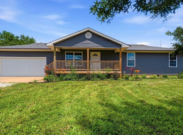 979 E 394th Road, Bolivar, MO 65613