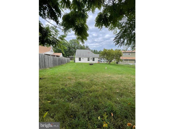 289 HOLLY DRIVE, LEVITTOWN, PA 19055