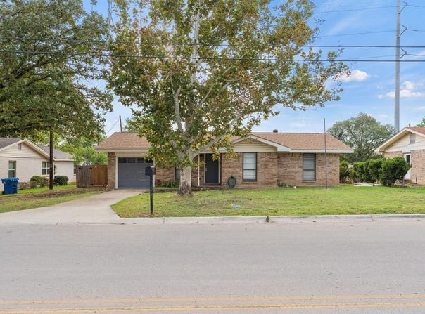 1911 Singing Wind Dr, Kerrville, TX 78028