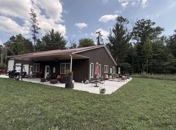 810 E Arnold Lk, Harrison, MI 48625