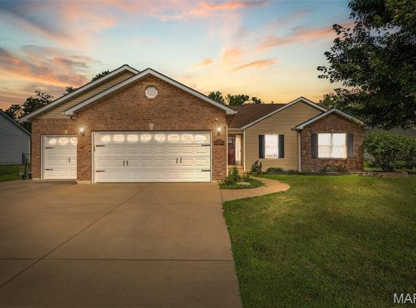 338 Autumn Chase Lane, Farmington, MO 63640
