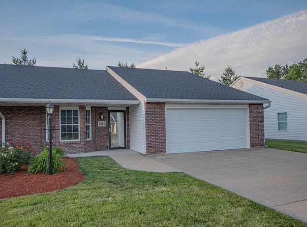 1215 Shepherds Dr, Moberly, MO 65270