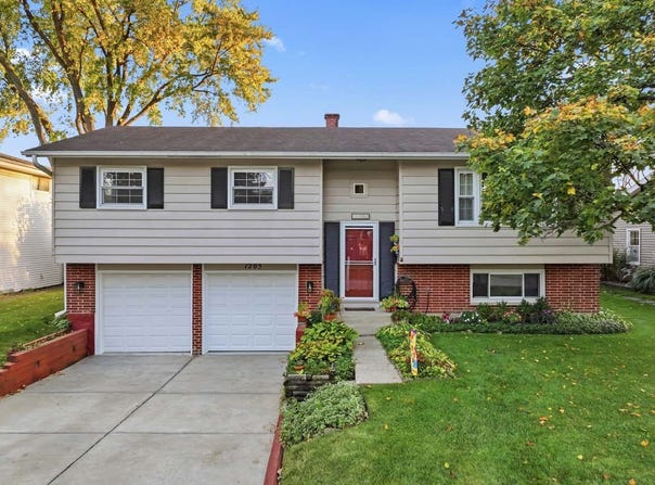 1205 E Ironwood Drive, Mount Prospect, IL 60056