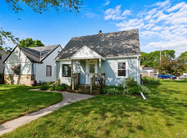 4467 S Nicholson Ave, Saint Francis, WI 53235